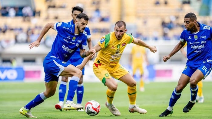 Drama di GBLA: Persebaya Kalah Tipis dari Persib Usai Rivera Kartu Merah Momen laga Persib Bandung kontra Persebaya Surabaya di Stadion Gelora Bandung Lautan Api (GBLA). (Sumber: Persebaya via Detik.com)