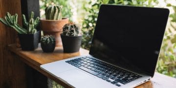 Cari laptop ideal untuk kuliah atau sekolah? Simak tips memilih laptop terbaik agar tugas, presentasi, dan multimedia berjalan lancar. Foto: Freepik