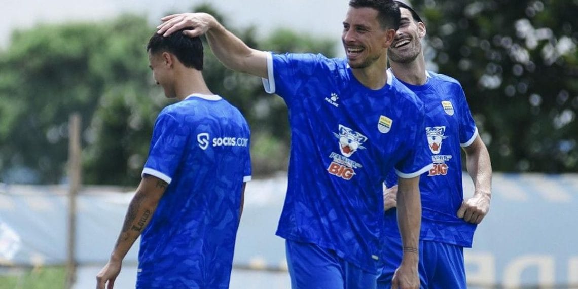 Bojan Hodak Sinyalkan Debut Thom Haye & Eliano Reijnders di Persib vs Persebaya Thom Haye dan Eliano Reijnders mengikuti latihan bersama Persib Bandung menjelang laga melawan Persebaya. (Sumber: Persib)
