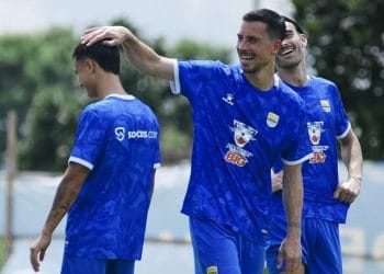Thom Haye dan Eliano Reijnders mengikuti latihan bersama Persib Bandung menjelang laga melawan Persebaya. (Sumber: Persib)