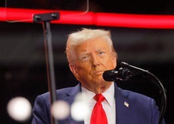 Donald Trump berbicara di depan publik dari podium Gedung Putih. (Sumber: Reuters Via Detik.com)