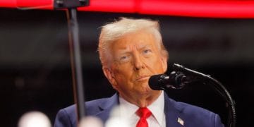 Donald Trump berbicara di depan publik dari podium Gedung Putih. (Sumber: Reuters Via Detik.com)