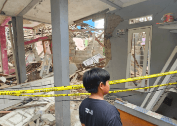Rumah-rumah rusak di Jalan Talas II, Pondok Cabe Ilir, Pamulang setelah ledakan pagi hari. (Sumber: ANTARA)