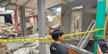 Rumah-rumah rusak di Jalan Talas II, Pondok Cabe Ilir, Pamulang setelah ledakan pagi hari. (Sumber: ANTARA)