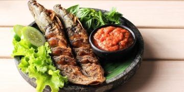 Seporsi lele goreng lengkap dengan sambal dan lalapan—menu sederhana yang mencerminkan kelezatan dan manfaat harian. (Sumber: Freepik via detikFood)