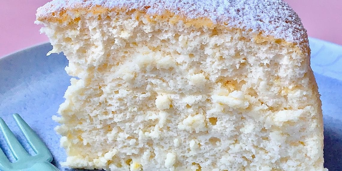 Resep cloud cake lemon dengan tekstur selembut awan. Ikuti trik pendinginan oven agar kue tidak kempis, tetap fluffy, moist, dan wangi segar. (Sumber: taste.com.au)