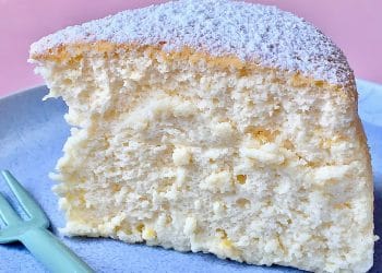 Resep cloud cake lemon dengan tekstur selembut awan. Ikuti trik pendinginan oven agar kue tidak kempis, tetap fluffy, moist, dan wangi segar. (Sumber: taste.com.au)