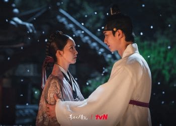 Inilah kisah dan alasan di balik adegan favorit Lim Yoona, Lee Chae Min, dan sutradara di Bon Appétit, Your Majesty. Foto: Soompi