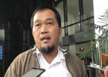 Pengacara keluarga MIP, Boyamin Saiman, saat memberikan keterangan kepada media. (Sumber: rm.id)