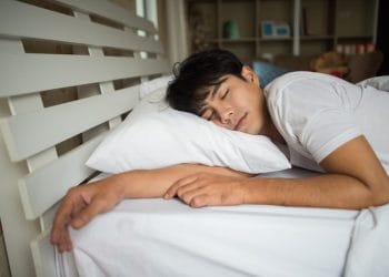 Ingin merasa segar tiap pagi? Simak cara sederhana menjaga pola tidur sehat agar tidur lebih nyenyak, pulih optimal, dan berenergi sepanjang hari. Foto: Freepik