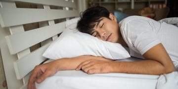 Ingin merasa segar tiap pagi? Simak cara sederhana menjaga pola tidur sehat agar tidur lebih nyenyak, pulih optimal, dan berenergi sepanjang hari. Foto: Freepik