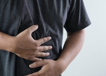 Temukan 12 pereda alami sakit perut berdasarkan bukti, mulai dari minum air, jahe, hingga diet BRAT, untuk meredakan ketidaknyamanan perut tanpa obat kimia. Foto: Freepik