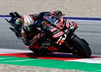 Deskripsi: Marco Bezzecchi melaju cepat di atas motor Aprilia saat sesi kualifikasi MotoGP San Marino 2025 di Misano, Italia. (Sumber: Getty Images / Gold & Goose Photography)