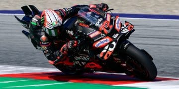 Deskripsi: Marco Bezzecchi melaju cepat di atas motor Aprilia saat sesi kualifikasi MotoGP San Marino 2025 di Misano, Italia. (Sumber: Getty Images / Gold & Goose Photography)
