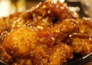 Sepotong ayam matang yang siap dikonsumsi — simbol makanan pokok yang sering dikonsumsi banyak orang. (Sumber: Pixabay)