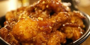 Sepotong ayam matang yang siap dikonsumsi — simbol makanan pokok yang sering dikonsumsi banyak orang. (Sumber: Pixabay)