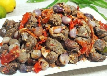 Seporsi Ampela Ayam Tumis Bawang Pedas dengan taburan bawang merah dan cabai merah segar, cocok disajikan bersama nasi hangat. (Sumber: youtube / DapurAyami)