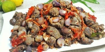 Seporsi Ampela Ayam Tumis Bawang Pedas dengan taburan bawang merah dan cabai merah segar, cocok disajikan bersama nasi hangat. (Sumber: youtube / DapurAyami)