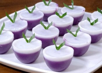 Kue talam ubi ungu dengan lapisan putih gurih siap disajikan. (Sumber: Youtube /
Dapoer Lestari)
