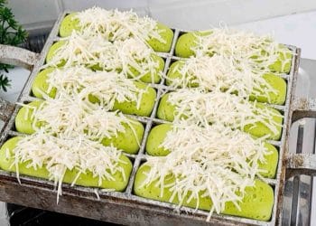 Pukis pandan keju dengan tekstur empuk dan aroma wangi (Sumber: Youtube / Dapur Hasika)