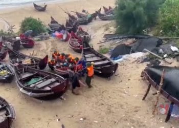 Vietnam bersiap menghadapi Topan Bualoi, ratusan ribu dievakuasi sementara pemerintah tutup bandara dan kerahkan militer. Foto:Vietnam News Agency (VNA)