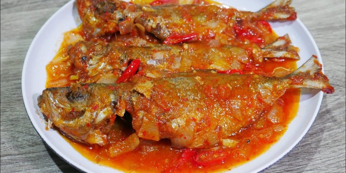 Seporsi ikan bumbu sarden rumahan dengan kuah merah segar. (Sumber: Youtube / Makanan Lezat)
