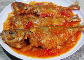 Seporsi ikan bumbu sarden rumahan dengan kuah merah segar. (Sumber: Youtube / Makanan Lezat)