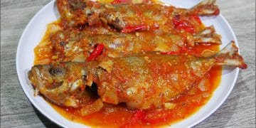 Seporsi ikan bumbu sarden rumahan dengan kuah merah segar. (Sumber: Youtube / Makanan Lezat)