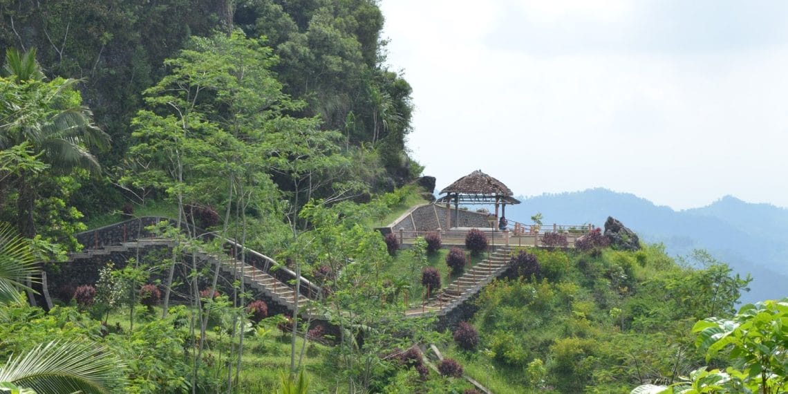 Telusuri Goa Seplawan Purworejo: stalaktit dan stalagmit menakjubkan, arca bersejarah, udara sejuk Pegunungan Menoreh, serta petualangan alam yang seru. Foto: visitcentraljava