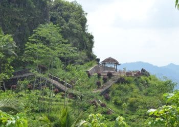 Telusuri Goa Seplawan Purworejo: stalaktit dan stalagmit menakjubkan, arca bersejarah, udara sejuk Pegunungan Menoreh, serta petualangan alam yang seru. Foto: visitcentraljava