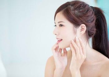 Kenali produk skincare seperti sunscreen, retinol, dan vitamin C yang efektif merangsang produksi kolagen agar kulit tetap awet muda dan sehat. (Sumber: Alodokter)