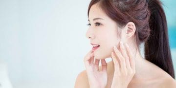 Kenali produk skincare seperti sunscreen, retinol, dan vitamin C yang efektif merangsang produksi kolagen agar kulit tetap awet muda dan sehat. (Sumber: Alodokter)