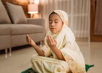 Temukan makna 99 Asmaul Husna lengkap dengan tulisan Arab, Latin, arti, dan doa pengamalan. Setiap nama Allah memiliki keutamaan luar biasa yang dapat mendekatkan diri kita kepada-Nya. Foto: Freepik