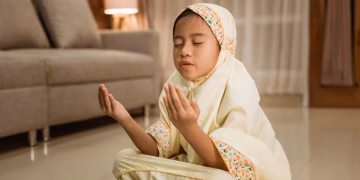 Temukan makna 99 Asmaul Husna lengkap dengan tulisan Arab, Latin, arti, dan doa pengamalan. Setiap nama Allah memiliki keutamaan luar biasa yang dapat mendekatkan diri kita kepada-Nya. Foto: Freepik