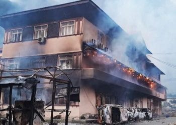 Asap membubung dari bangunan yang dibakar massa saat demonstrasi besar di Kathmandu, Nepal. Kerusuhan memicu korban jiwa, termasuk istri mantan Perdana Menteri Nepal, Jhala Nath Khanal. (Sumber: AFP/PRABIN RANABHAT via Detik)