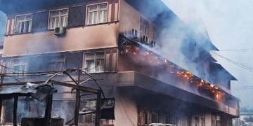 Asap membubung dari bangunan yang dibakar massa saat demonstrasi besar di Kathmandu, Nepal. Kerusuhan memicu korban jiwa, termasuk istri mantan Perdana Menteri Nepal, Jhala Nath Khanal. (Sumber: AFP/PRABIN RANABHAT via Detik)