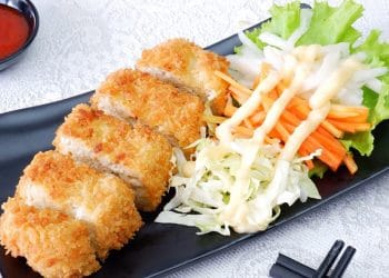 Chicken Katsu disajikan dengan saus kare Jepang. (Sumber: aslimasako.com)