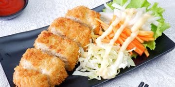 Chicken Katsu disajikan dengan saus kare Jepang. (Sumber: aslimasako.com)