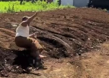 Tangkapan layar video viral dosen UIN Malang guling-guling di jalan.