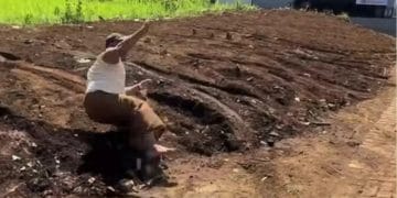 Tangkapan layar video viral dosen UIN Malang guling-guling di jalan.