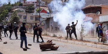 Protes massal terkait pemadaman listrik dan air memicu pembubaran pemerintah di Madagaskar. (Sumber:  REUTERS/Zo Andrianjafy)