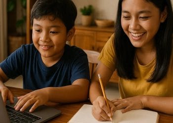 Anak-anak belajar di kelas dengan suasana aktif, menggambarkan pentingnya keterampilan abad 21 dalam pendidikan modern. (Sumber: timedooracademy.com)