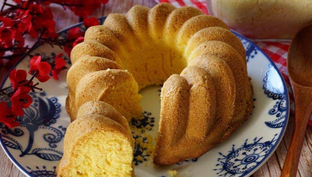 Bolu kukus santan berlapis warna yang cantik, lembut, dan menggoda selera. (Sumber: pexels.com/Denis Liendo)