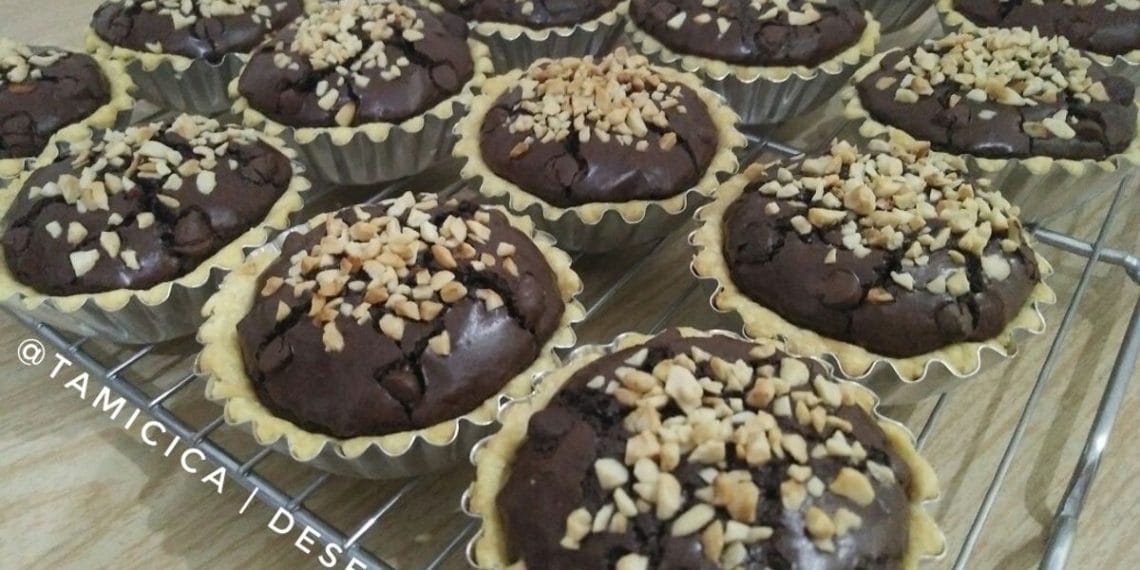 Pie Brownies Topping Kacang: Resep Dessert Lumer di Mulut dan Renyah di Pinggir Resep Pie Brownies Topping Kacang dengan kombinasi kulit pie renyah, brownies cokelat lumer, dan kacang sangrai gurih. Cocok untuk ide jualan atau camilan keluarga. (Sumber: Cookpad)