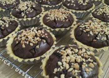 Resep Pie Brownies Topping Kacang dengan kombinasi kulit pie renyah, brownies cokelat lumer, dan kacang sangrai gurih. Cocok untuk ide jualan atau camilan keluarga. (Sumber: Cookpad)