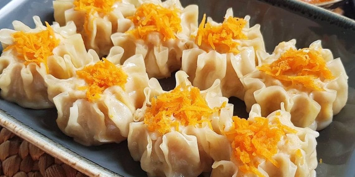 Resep Dim Sum Ayam Udang Lembut dengan Kulit Homemade Resep dim sum ayam udang lengkap dengan cara membuat kulit homemade yang lentur dan mudah dibentuk. Cocok untuk camilan atau ide jualan rumahan. (Sumber: Cookpad/Momikeiluna)