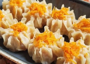 Resep dim sum ayam udang lengkap dengan cara membuat kulit homemade yang lentur dan mudah dibentuk. Cocok untuk camilan atau ide jualan rumahan. (Sumber: Cookpad/Momikeiluna)