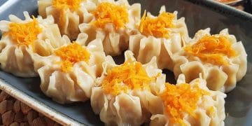 Resep dim sum ayam udang lengkap dengan cara membuat kulit homemade yang lentur dan mudah dibentuk. Cocok untuk camilan atau ide jualan rumahan. (Sumber: Cookpad/Momikeiluna)