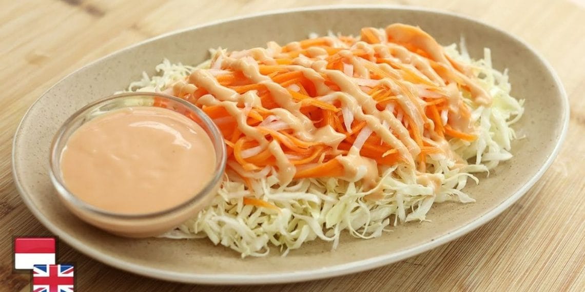 Salad ala Hokben dengan sayuran segar, saus mayo manis gurih, favorit keluarga. (Sumber: Youtube / Devina Hermawan)