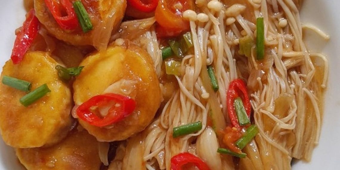 Resep Tahu Udang Enoki Rumahan: Lezat, Bergizi, dan Mudah Dibuat Tahu isi udang dan jamur enoki disiram saus gurih, cocok untuk lauk sehat keluarga (Sumber: Cookpad)